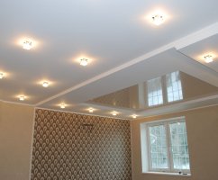 Чем отличаются и что лучше – натяжной или подвесной потолок