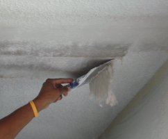 Как снять потолочную плитку и чем очистить потолок от клея