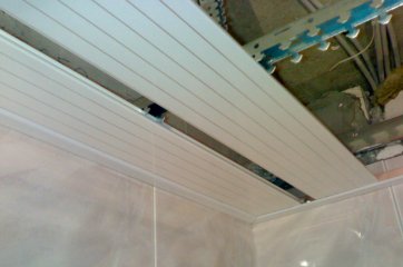 Как разобрать реечный подвесной потолок своими руками в ванной