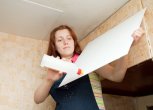 Как наклеить потолочную плитку на старую плитку и ремонт повреждений